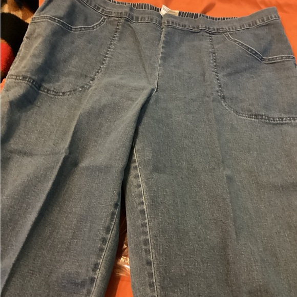 Ladies jeans, never worn. - Picture 5 of 12